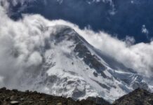 VIDEO: 5 Dead — Avalanche Warnings Ignored Snow-covered mountain peak partially obscured by clouds