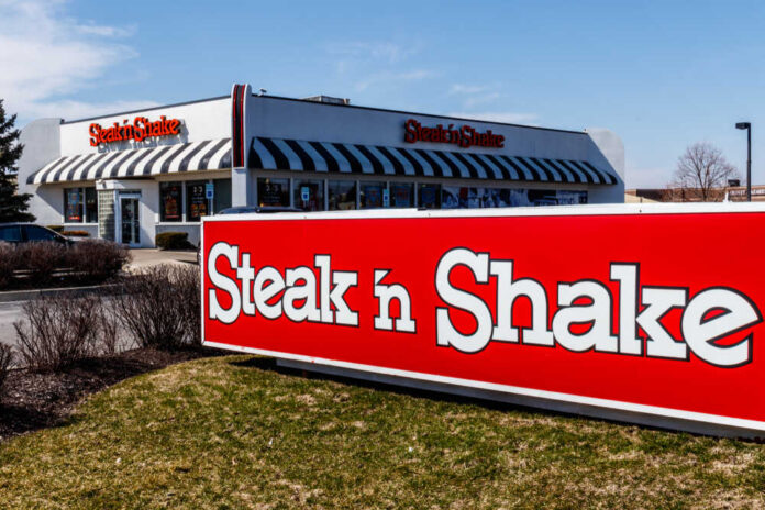 Indianapolis,-,Circa,March,2018:,Steak,'n,Shake,Retail,Fast Exterior view of a Steak 'n Shake restaurant with a striped awning