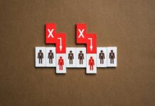 Illustration of employee evaluation with figures and arrows