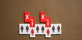 Illustration of employee evaluation with figures and arrows