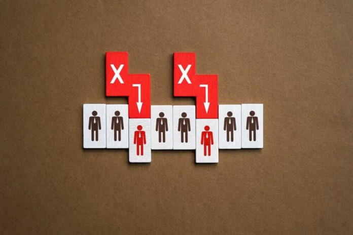 Illustration of employee evaluation with figures and arrows